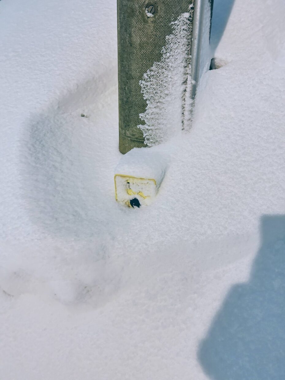 大雪に埋もれた信号機